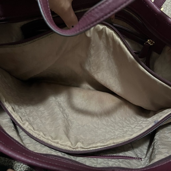 Micheal Kors Bag and Wristlet Set - Picture 6 of 13